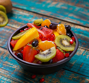 10 tips on eating healthy when dining out - order fresh fruits instead of desserts